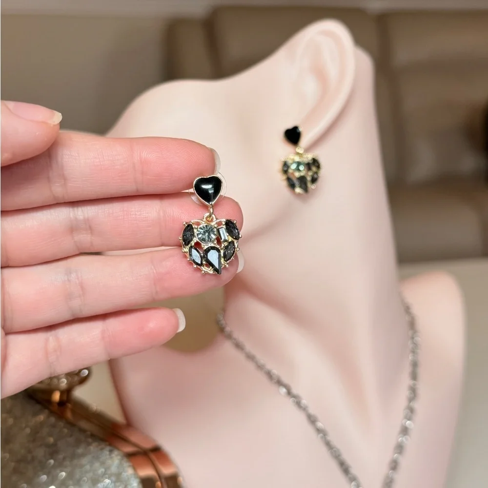Elegant Black and Gold Heart Earrings